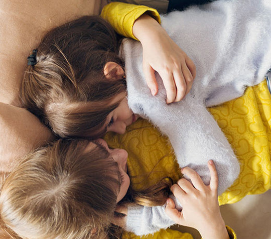 children ar the sofa