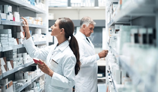 pharmacist-sorting-medicines