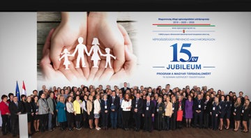 Magyarország átfogó egészségvédelmi szüröprogramja 2010-2020-2030 www.egeszsegprogram.eu A MAESZ program a Miniszterek Kabinda kiemelt támogatásával vag NÉPEGÉSZSÉGÜGYI PREVENCIÓ MAGYARORSZÁGON 15AM JUBILEUM PROGRAM A MAGYAR TÁRSADALOMÉRT 76 SZAKMAI SZERVEZET ÖSSZEFOGÁSA
