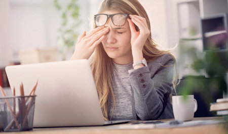 A woman working with chronic migraine